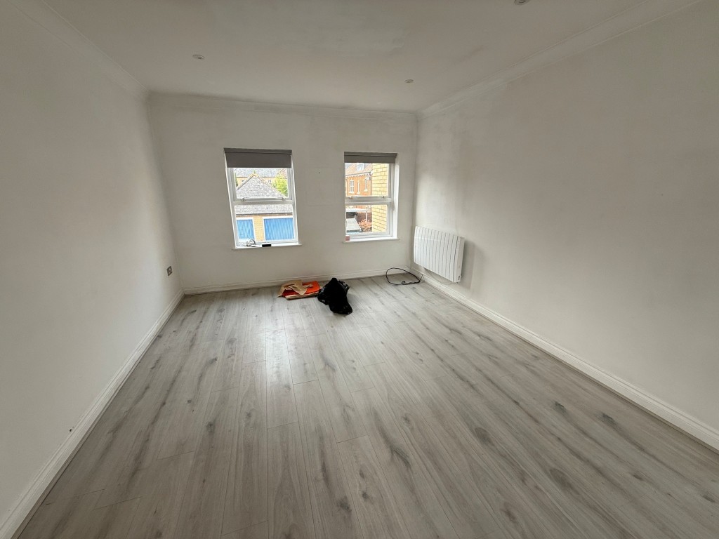 Lot: 64 - THREE-BEDROOM SPLIT LEVEL MAISONETTE - Lounge come dining room